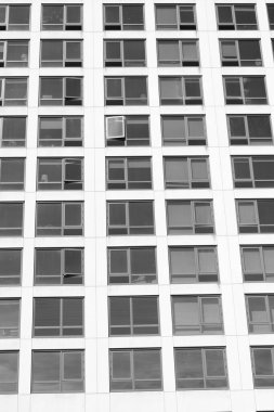 Pencereli modern cephe arkaplanı. Mimarlık. Ön cephe mimarisi. Bina arka planı. Binanın penceresi. Mimari detay. Mimarinin arka planı. Modern arkaplan.