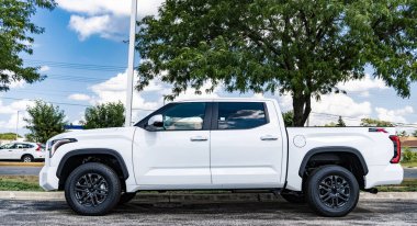 Park Ridge, Illinois, ABD - 16 Ağustos 2024: Toyota Tundra SR5 2024 kamyonet. Toyota Tundra 'nın lüks kamyonet vagonu. Toyota Tundra 'nın arabası dışarıda park edilmiş. Toyota Tundra beyaz renk, kenar görünüm.