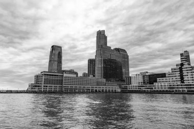 New York, Jersey City, ABD - 21 Aralık 2023: Hyatt Regency Jersey Şehri Hudson 'da gökdeleni ve gökdeleniyle birlikte. Yükseklik.