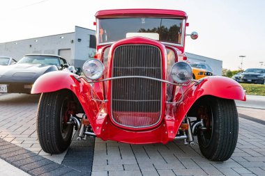 Park Ridge, Illinois, ABD - 22 Ağustos 2024: Ford model 1927 üstü açılır araba. Ford A modelinin klasik arabası. Klasik Ford A model açık hava modeli. Kırmızı Retro araba otomobil fuarında park edilmiş, köşe manzaralı..
