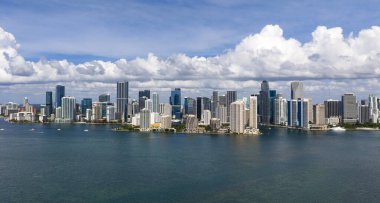 Miami 'de Brickell' in hava manzarası. Güneşli bir günde Miami 'nin göbeğinde. Miami Sahili ve Brickell 'in manzarası. Miamis Gökdelenleri. Brickell 'in ünlü simgeleri. Miami şehir merkezi manzarası