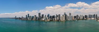 Brickell 'ların gökyüzü manzarası. Brickell Miami 'nin panoramik şehir manzarası. Brickell 'in gökdelenleri. Brickell finans bölgesinin manzarası. Brickell, Miami Sahili.