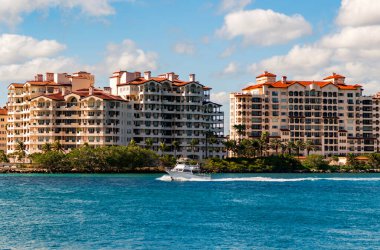 Yaz tatili. Fisher Adası Binası. Lüks motorlu tekne yatı. Yat marinaya gidiyor. Tekne ve yat gezisi. Lüks bir hayat. Fisher Adası 'ndaki lüks konut yatında..