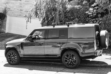 Seattle, WA, ABD - 3 Temmuz 2024: Land Rover Defender 130 SUV koyu gri yan görüş