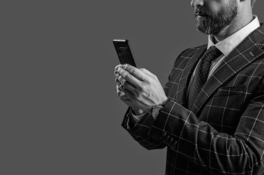 İş adamı mesajlaşması ve mesajı. Sosyal ağ. Telefonu olan İspanyol bir iş adamı. Telefon kullanan bir iş adamı. Gri, kırpık manzaralı bir adam telefonu konuşması. İş adamı sohbeti. Pankart.