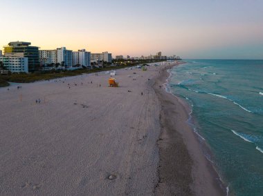 Mavi gökyüzünde Miami Plajı. Skyline hava görüntüsü. Miami şehri. Tropik Miami manzarası. Miami bölgesi gökyüzü manzarası. Meşhur okyanus kıyısında. Panoramik kıyı şeridi. Güney sahili manzarası. Yaz tatili titreşimleri