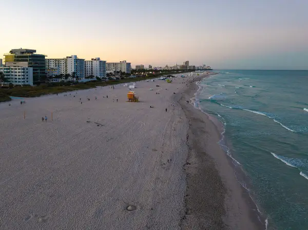 Mavi gökyüzünde Miami Plajı. Skyline hava görüntüsü. Miami şehri. Tropik Miami manzarası. Miami bölgesi gökyüzü manzarası. Meşhur okyanus kıyısında. Panoramik kıyı şeridi. Güney sahili manzarası. Yaz tatili titreşimleri