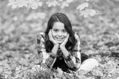 Sonbahar parkındaki kız üniforması giyiyor. Gençler için sonbahar üniforması. Sonbahar üniformalı kız güz yapraklarıyla dışarıda oturuyor. Okul tatilinde şık bir genç kız. Okula dönelim. Sonbahar yaprakları. Yüz resmi.