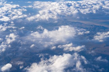 Bulutlarla kaplı hava bulutlu manzarası. Hava bulutlu gökyüzü manzarası. Uçaktan bulutlu görüntü. Gökyüzü bulutlu. Bulutlu hava manzarası. Bulutlu ve bulutlu gökyüzü.