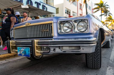 Miami, Florida, ABD - 07 Nisan 2025: Chevrolet Caprice üstü açık spor spor araba. Üstü açılabilir eski araba Chevrolet Caprice. Chevrolet Caprice dışarıda park etmiş. Mavi klasik Chevy, yan görünüm.