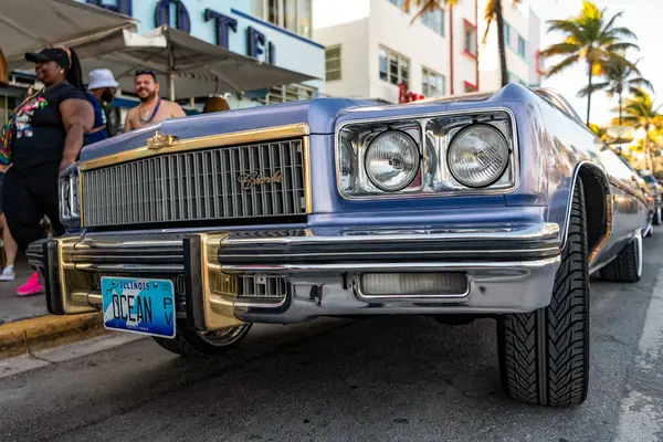Miami, Florida, ABD - 07 Nisan 2025: Chevrolet Caprice üstü açık spor spor araba. Üstü açılabilir eski araba Chevrolet Caprice. Chevrolet Caprice dışarıda park etmiş. Mavi klasik Chevy, yan görünüm.
