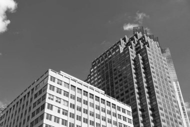 Modern gökdelen binası. Metropolis 'teki mimari bina. Gökdelen perspektif görüntüsü. Şehir mimarisi. Modern ofis binasının mimarisi. Perspektif şehir gökdeleni. Düşük açı görünümü.