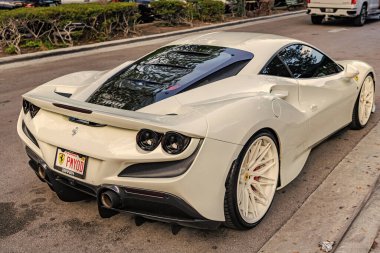 Miami Beach, Florida USA - 9 Haziran 2024 Ferrari 488 GTB Miami plajında. Beyaz Ferrari 488 GTB özel Ferrari araba modelidir