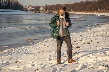 Açık havada duran kışlık ceketli adam. Açık havada kışlık ceketli şık bir adam. Tatillerde kışlık ceketli bir adam. Adam kışlık ceket giyiyor..