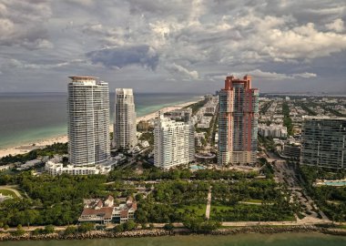 Florida Panoraması. Panoramik Miami 'nin gökdelen mimarisi. Miami Güney Sahili hava manzarası. Miami gökdeleninde hava durumu. Miami 'nin güney sahili. South Beach 'te şehir manzarası.