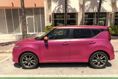 Miami Beach, Florida USA - 5 Haziran 2024 Miami Beach 'te Kia soul Pembesi. Kia soul gt imzası özel Kore arabasıdır..