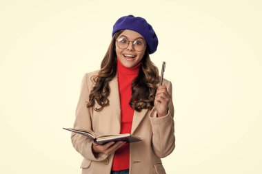 Okula dönelim. Sonbahar kızı okulda notlar alıyor. Üniversite öğrencileri için eğitim. Genç kız notlar alıyor. Sonbahar ders çalışma zamanıdır. Eğitim ve bilgi. Okul eğitimi notları. Fikirden esinlenerek.