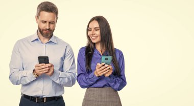 Takım elbiseli iş adamı ve kadın telefon kullanıyor. Blog 'da iş adamına mesaj atmak. Pankart. İş adamı ve sekreterin telefonda mesajlaşması beyazdan izole edilmiş. İş mesajlaşması. çevrimiçi iş.