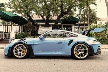 Miami Beach, Florida USA - 9 Haziran 2024: Porsche 911 GT3 Miami plajında. Mavi Porsche 911 GT3