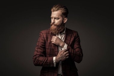 Şık takım elbiseli bir iş adamı. Resmi terzilik kıyafeti. Erkek giyim kuşamı. Bespoke takımı. Özel dikim erkek giysisi giymiş sakallı adam. Özel dikim kıyafet giyen bir iş adamı. Şık stil.