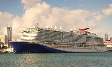 Miami, Florida, ABD - 3 Kasım 2024: Karnaval kutlaması. Gemi seyahati. Yaz tatilinde gemi turu. Denizde gemi seyahati. Lüks yolcu gemisi. Gemi Miami sahil limanından ayrılıyor..