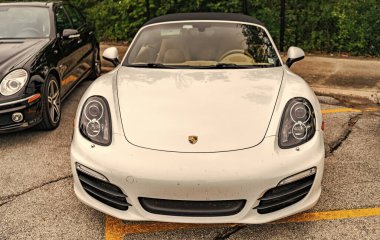 Chicago, Illinois - 29 Eylül 2024: Porsche Boxter 's üstü açık beyaz. Porsche Boxter 's White caddeye park etmiş..