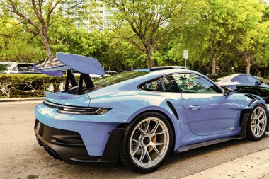 Miami Beach, Florida USA - 8 Haziran 2024: Porsche 911 GT3 Miami plajında. Mavi Porsche 911 GT3.