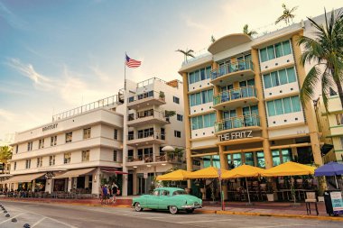 Miami, Florida, ABD - Haziran 06, 2024: Miami Sahil Seyahat Varış Yeri. Ocean Drive 'daki Miami South Beach. Miami sahilindeki mimarlık binası, sanat deco. Ocean Drive 'ın mimarisi. Fritz Oteli..