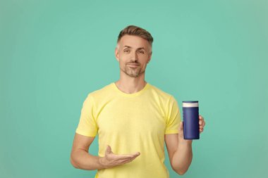 Şampuan ya da tıraş losyonu. Erkek kozmetik ürününü sunuyorum. Adam şampuan kullanıyor. Dar saç stillerinden kaçının. Adam saç kremini tutuyor. Tıraş losyonlu adam. Günlük kişisel bakım. Cilt güzelliği kozmetik.