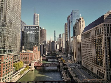 Chicago, ABD - 08 Ekim 2024: Gökdelen binalı şehir manzarası. Şehir merkezi mimarisi. ABD şehrinin gökdelen mimarisi. Şehir manzarası. Chicago şehir merkezindeki şehir manzarası Chicago nehrinde.