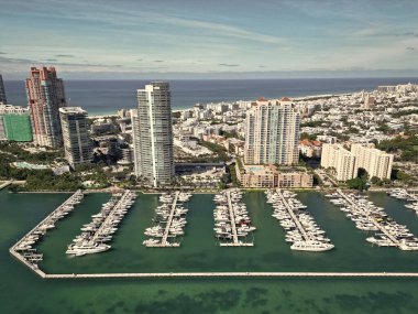 Lüks bir yat. Miami güney sahili manzaralı. Yat kulübü. Marina Miami, Florida 'da. Biscayne Körfezi. Lüks yatı olan Miami marinası. Yaz tatili. Lüks Güney Sahili marinası. Okyanus kıyısındaki demirler.