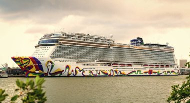 Miami, Florida, ABD - 4 Kasım 2024: Gemi tatili ve deniz seyahati. Lüks yolcu gemisi. Norveç tekrarı. Gemi seyahati. Yaz tatilinde gemi turu. Tekne gezisi.