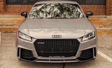 Chicago, Illinois - 29 Eylül 2024: 2018 Audi TTRS gri rengi sokağa park edildi. Audi, Alman spor arabasıdır.