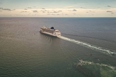 Miami, Florida, ABD - 7 Haziran 2024: Norveç yolcu gemisi. Gemi seyahati. Tatildeki yolcu gemisinin havadan görünüşü. Denizde seyahat et. Lüks yolcu gemisi. Gemi port 'tan ayrılıyor.