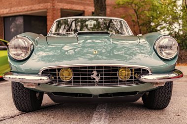 Chicago, Illinois - 29 Eylül 2024: F errari 500 Superfast Speziale 1965. Yeşil Ferrari 500 Süper hızlı Speziale 1965 ön görüntüde park edilmiş