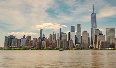 New York City, Manhattan Skyline ile Hudson Nehri üzerinde, New York, ABD NYC, New York. Kentsel Gökdelenler ABD ile New York City Skyline. New York 'taki Lower Manhattan ve One World Trade Center, ABD New Jersey Panoramic view on Manhattan.