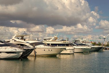 Lüks yat Miami sahil limanında demirlemiş. Yaz marinası, Florida..