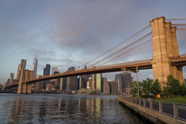 Gökdelen mimarisi olan Manhattan şehir manzarası. Brooklyn köprüsünden Manhattan 'a. New York 'un şehir mimarisi. New York 'un Brooklyn Köprüsü. Brooklyn dönüm noktası.