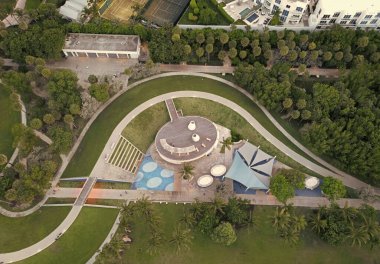 Park alanındaki dinlenme alanının hava görüntüsü. Güney Sahili 'ndeki hava manzarası. Yazın park et. Dinlenme odası manzaralı hava manzarası. Lüks bir tatil. Miami manzarası, Florida..