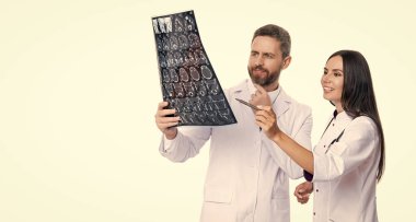 Doktor beyin taramasında hasar ya da hastalık var mı diye bakıyor. Sağlık ve ilaç. Tıp konsepti. Doktor, nükleer ilaçların röntgenini çekin. Tıp doktoru MR 'ı beyaza izole etti. Boşluk afişini kopyala.
