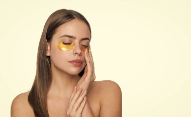 Göz altı güzelliği olan genç bir kadın portresi beyaz üzerinde izole edilmiş..