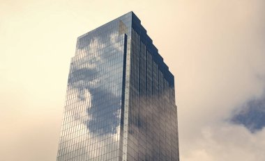 Perspektif şehir gökdeleni. İş gökdeleni binası. İş alanında mimari bir bina. Cam gökdelen. Şehir mimarisi. Modern ofis binasının mimarisi. Mimari eğilimler.