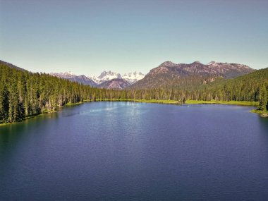 Doğa manzarası. Washington 'daki Cooper Gölü. Cooper Gölü 'nün popüler doğa yürüyüşü. Cooper gölü ve dağ manzarası. Cooper Gölü 'nün dağ ve orman manzarası. Açık hava fotoğrafçılığı.