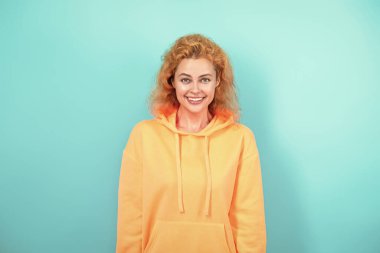 Kırmızı saçlı, mutlu kadın ya da kız, günlük tarz kapüşonlu, modaya uygun, mavi giyinmiş..