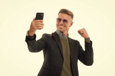 Başarılı pazarlıklar. Akıllı telefon özçekiminde blog yazıyorum. Selfie adamı. Görüntülü aramada çok etkili. İş adamı özçekim yapıyor. İş günlüğü. İş için video çağrısı. Akıllı telefondan erkek video günlüğü.
