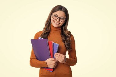 Okul ödevi olan kız. Ergenlik için eğitim. Beyaz tenli genç bir kız. Ders çalışma zamanı. Bilgi ve eğitim. Okul eğitimi. Ödev tutan öğrenci kız. Okula geri dön..