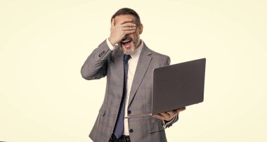 Bilgisayarda iş adamı iletişimi. Çevrimiçi çalışan serbest çalışan biri. Serbest iş blogcusu. Uzaktan kumanda serbest çalışıyor. Ofis takımında serbest çalışan bir iş adamı. İş başarısı.