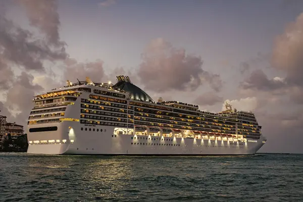 Gemi seyahati ve deniz seyahati. Aydınlatılmış lüks yolcu gemisi manzarası. Gece limanında gemi. Lüks deniz tatili. Gemi seyahati. Yaz tatilinde Majestic yolcu gemisi. Okyanus Gezileri.