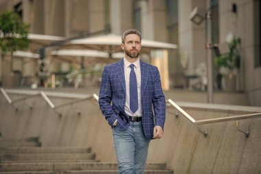 Takım elbiseli bir iş adamı. Kendine güvenen bir iş adamı. İş CEO 'su. Başarılı bir adam. Başarılı bir iş. Amerikan caddesinde başarılı bir iş adamı. Erkek avukat. Şehirde yürüyen bir iş adamı.