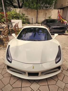 Miami Beach, Florida USA - 8 Haziran 2024: Ferrari 488 gtb örümcek beyazı Miami sahilinde. Ferrari lüks bir İtalyan markasıdır. ön görünüm